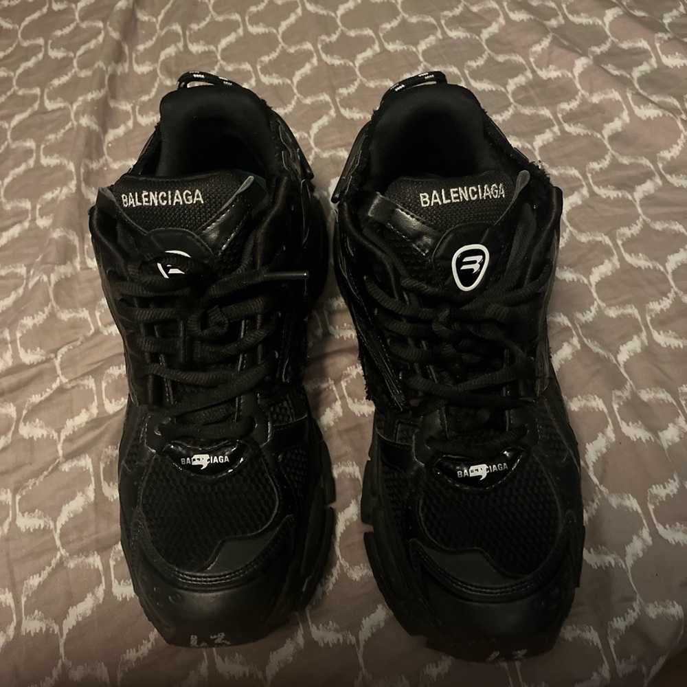 Worn 2 times basically new 
Size 43 EU 
These shoes go with almost everything
